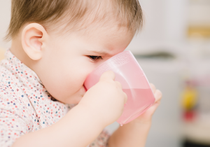 Benefits of open cups versus sippy cups for babies