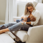8 Tips for Breastfeeding Distracted Babies