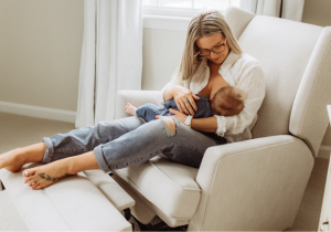 8 Tips for Breastfeeding Distracted Babies